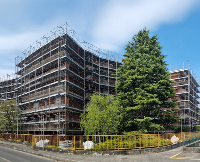 Facade maintenance in Bergamo with CETA RP 105 scaffolding